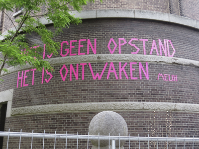 906386 Afbeelding van de tekst 'Het is geen opstand, het is ontwaken - Melih', geplakt op de gevel van de watertoren ...